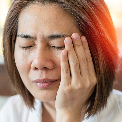 Woman with jaw pain